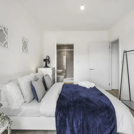 Centrally Located - Modern - 2bed - 2bath Apartment London