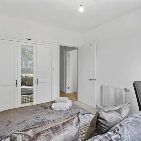 Apartment Centrally Located - Modern - 2bed - 2bath London