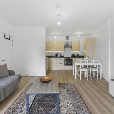 Apartment Centrally Located - Modern - 2bed - 2bath *