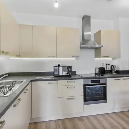 Centrally Located - Modern - 2bed - 2bath Apartment London