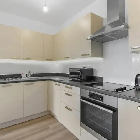 Centrally Located - Modern - 2bed - 2bath *