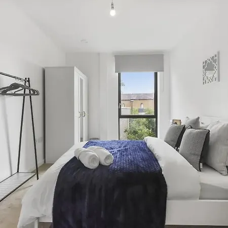 Centrally Located - Modern - 2bed - 2bath