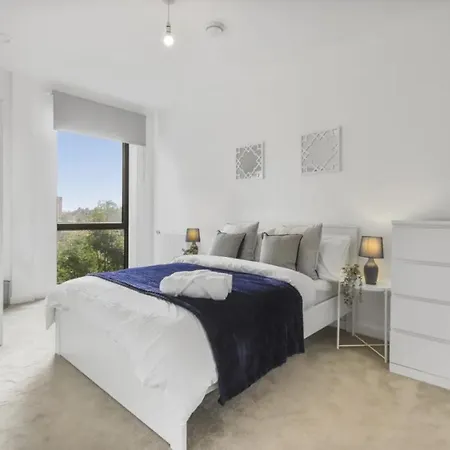 Apartment Centrally Located - Modern - 2bed - 2bath *