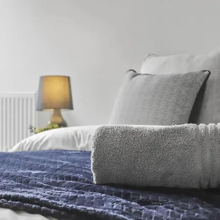 Centrally Located - Modern - 2bed - 2bath Apartment London