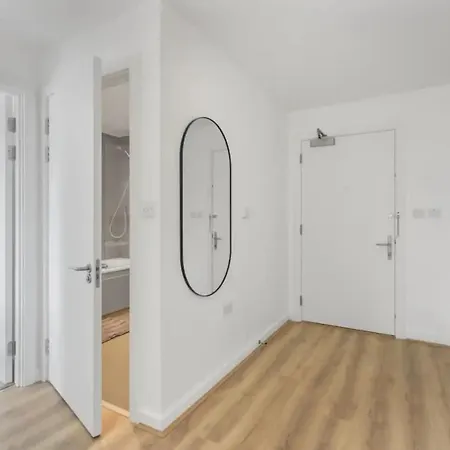 Centrally Located - Modern - 2bed - 2bath * London