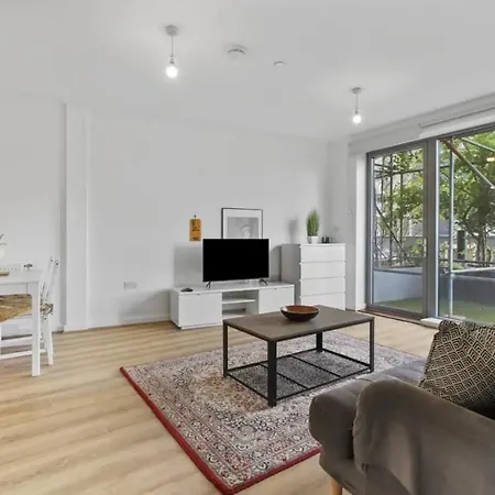 Apartment Centrally Located - Modern - 2bed - 2bath