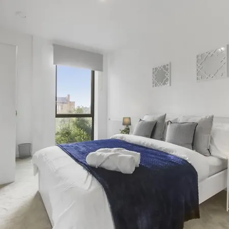 Centrally Located - Modern - 2bed - 2bath Lägenhet London