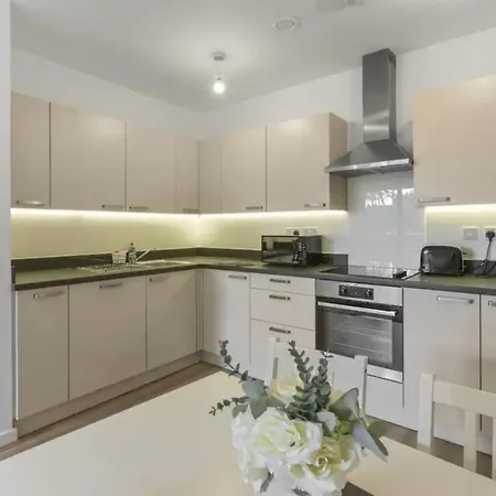 Apartment Centrally Located - Modern - 2bed - 2bath London