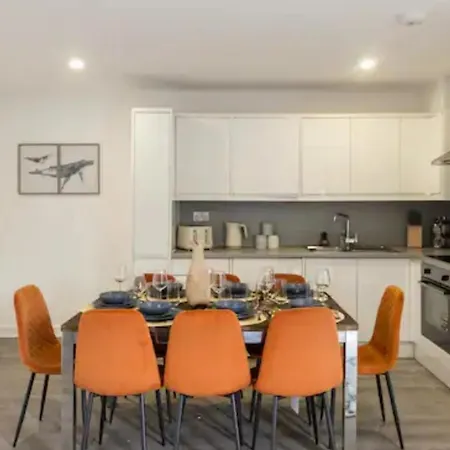 3 Bedrooms 2baths 3 Toilets Excel City Airport O2 Sleeps Up To 7, Apartment London