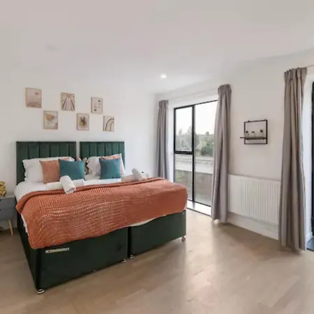3 Bedrooms 2baths 3 Toilets Excel City Airport O2 Sleeps Up To 7, London