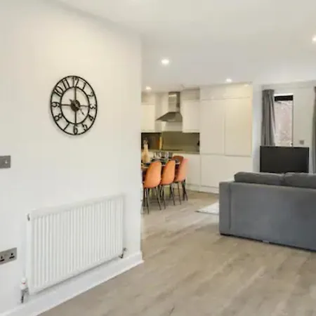 3 Bedrooms 2baths 3 Toilets Excel City Airport O2 Sleeps Up To 7,