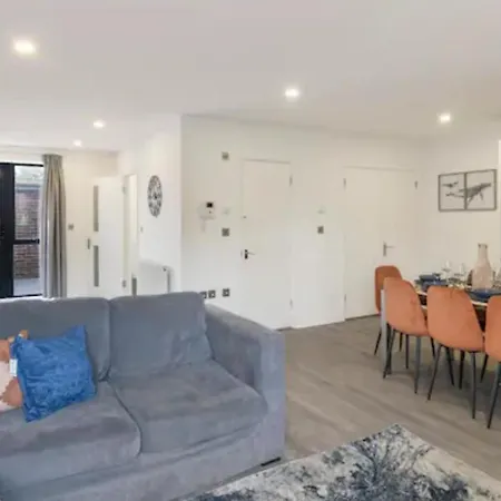 3 Bedrooms 2baths 3 Toilets Excel City Airport O2 Sleeps Up To 7, Apartment