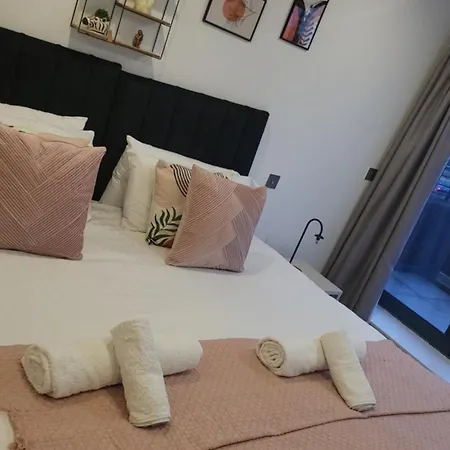 Apartment 3 Bedrooms 2baths 3 Toilets Excel City Airport O2 Sleeps Up To 7, *