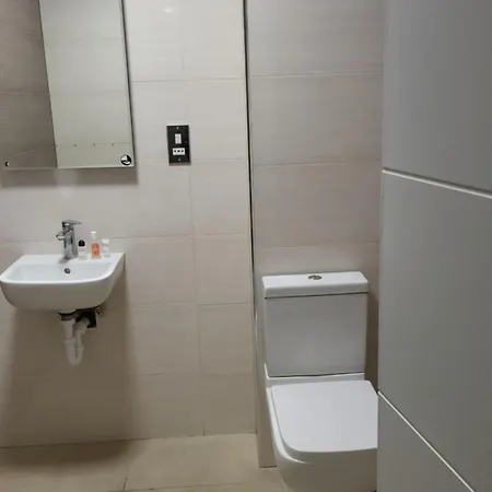 3 Bedrooms 2baths 3 Toilets Excel City Airport O2 Sleeps Up To 7,