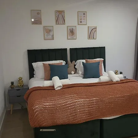 Apartment 3 Bedrooms 2baths 3 Toilets Excel City Airport O2 Sleeps Up To 7, London