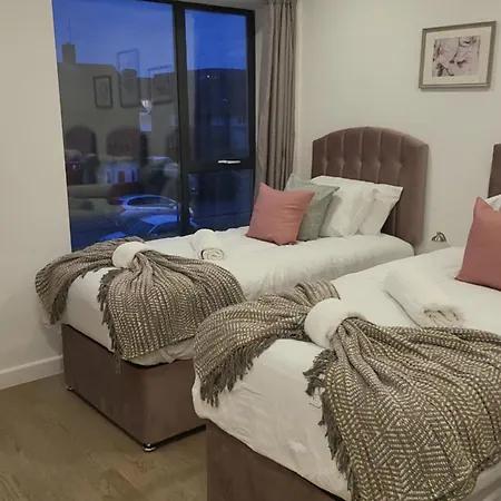 3 Bedrooms 2baths 3 Toilets Excel City Airport O2 Sleeps Up To 7, *