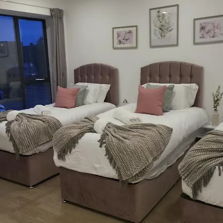 3 Bedrooms 2baths 3 Toilets Excel City Airport O2 Sleeps Up To 7, London
