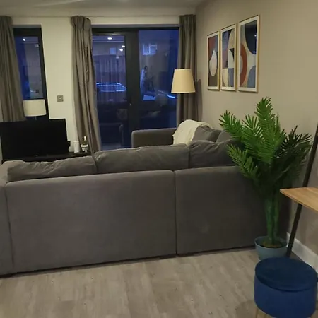 3 Bedrooms 2baths 3 Toilets Excel City Airport O2 Sleeps Up To 7, * London
