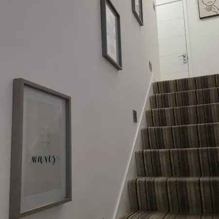 Apartment 3 Bedrooms 2baths 3 Toilets Excel City Airport O2 Sleeps Up To 7,