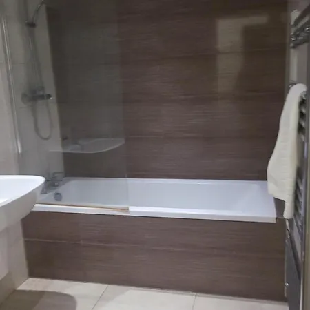 Apartment 3 Bedrooms 2baths 3 Toilets Excel City Airport O2 Sleeps Up To 7, London