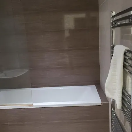 3 Bedrooms 2baths 3 Toilets Excel City Airport O2 Sleeps Up To 7, London