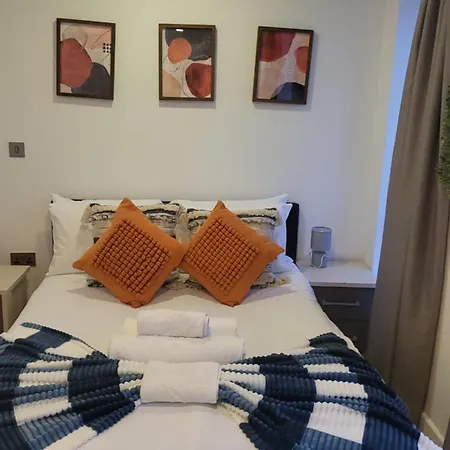 3 Bedrooms 2baths 3 Toilets Excel City Airport O2 Sleeps Up To 7, *