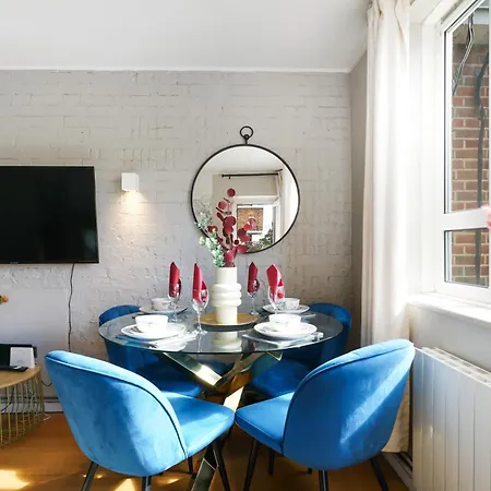 Lovely 2 Bedroom Flat In London-balcony - Sleeps 6 Apartment