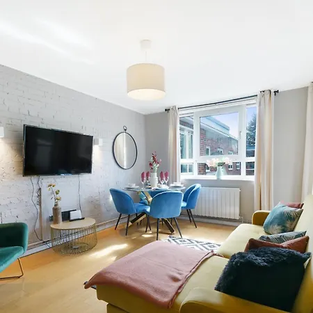 Lovely 2 Bedroom Flat In London-balcony - Sleeps 6 London