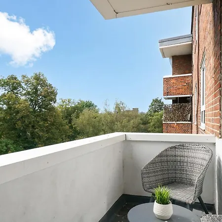 Lovely 2 Bedroom Flat In London-balcony - Sleeps 6 Apartment