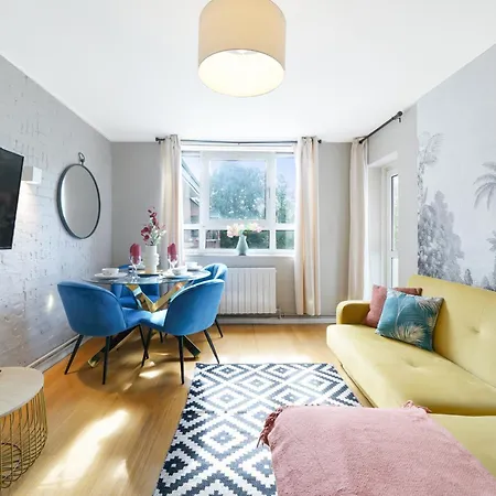 Lovely 2 Bedroom Flat In London-balcony - Sleeps 6 London