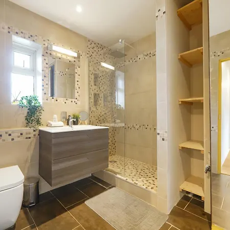 Lovely 2 Bedroom Flat In London-balcony - Sleeps 6 London