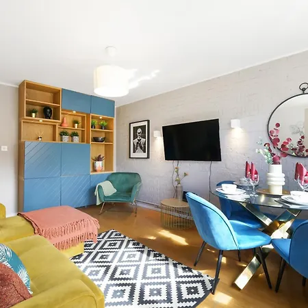 Lovely 2 Bedroom Flat In London-balcony - Sleeps 6