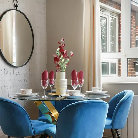 Lovely 2 Bedroom Flat In London-balcony - Sleeps 6 Apartment *