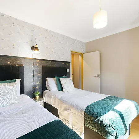 Lovely 2 Bedroom Flat In London-balcony - Sleeps 6 Apartment London