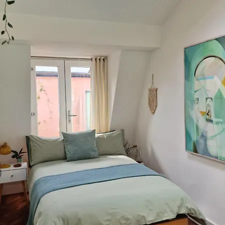 Charming Bedroom In Artist Studio Homestay *