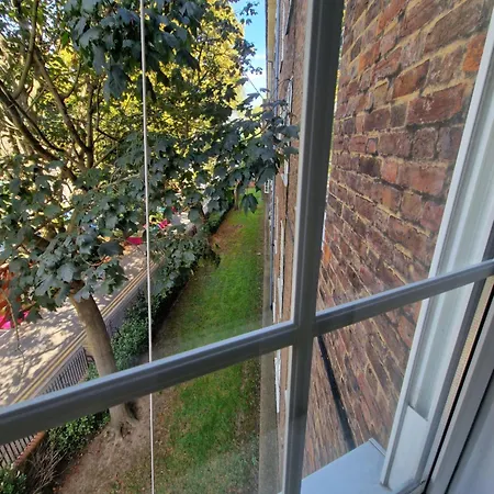Comfortable 2 Bedrooms Flat In Oval *