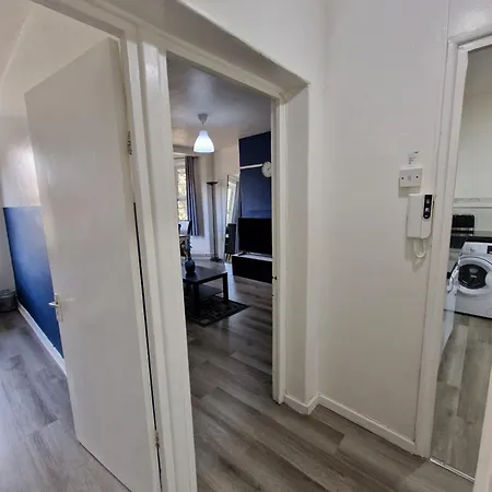 Comfortable 2 Bedrooms Flat In Oval