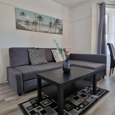 Apartment Comfortable 2 Bedrooms Flat In Oval