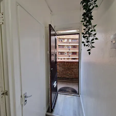 Comfortable 2 Bedrooms Flat In Oval