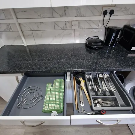 Comfortable 2 Bedrooms Flat In Oval