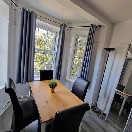 Apartman Comfortable 2 Bedrooms Flat In Oval