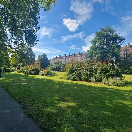 Comfortable 2 Bedrooms Flat In Oval *