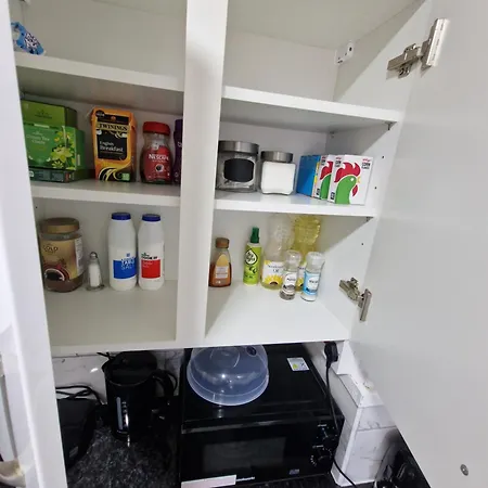 Comfortable 2 Bedrooms Flat In Oval *