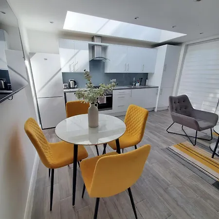 2 Double Bedroom Garden Flat In Acton,london Apartment London
