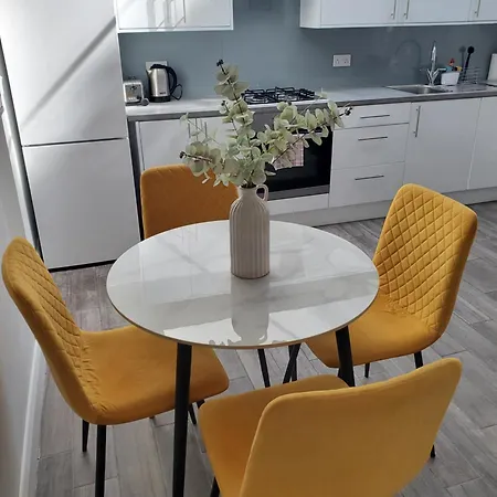 2 Double Bedroom Garden Flat In Acton,london Apartment *