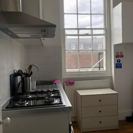 Guest house Comfy Private Bedrooms Across The Euston Station