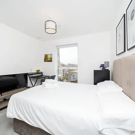 Apartment 1br Gem In Shared Near O2 Arena & Excel With Patio, Private Bath, Free Parking & Garden London