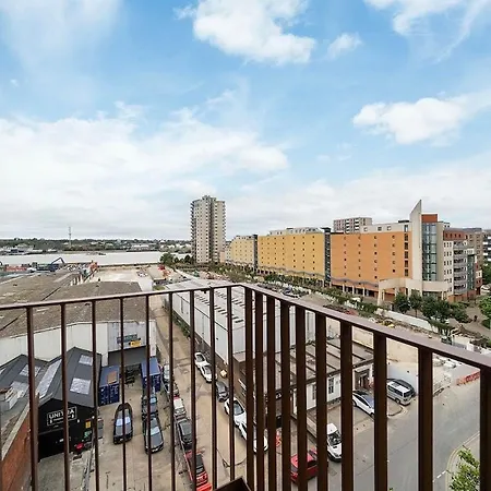 Apartment Deluxe Double Bed In Shared Near Canary Wharf, Airport & O2 Arena With Thames View *