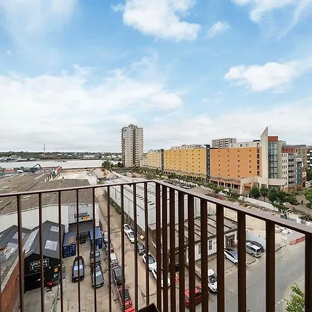 Apartment 1br Gem In Shared Near O2 Arena & Excel With Patio, Private Bath, Free Parking & Garden