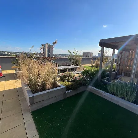Deluxe Double Bed In Shared Near Canary Wharf, Airport & O2 Arena With Thames View Apartment